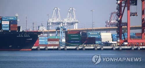 미국 롱비치항 한진 그리스호 옆에 쌓인 빈 컨테이너