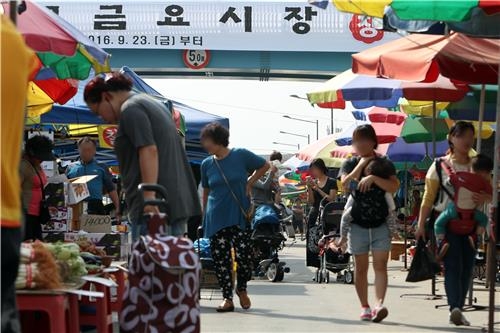 23일 새로 개장한 금요시장을 거니는 시민들.