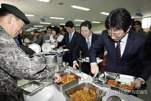 지난해 국정감사에서 국회 국방위원회가 강원 화천군 육군 7사단을 방문, 병식으로 점심식사를 하고 있다.
