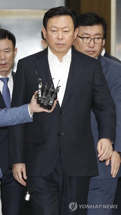 지난 21일 검찰 조사를 마치고 귀가하는 신동빈 롯데그룹 회장.