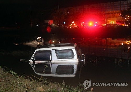 <태풍 차바> 둥둥 떠다니는 차량