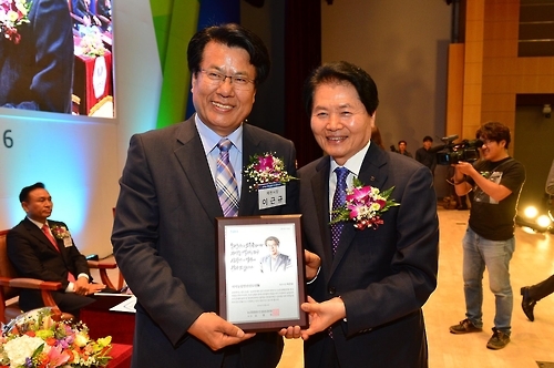 지역농업발전 선도인상 받은 이근규 시장(왼쪽)