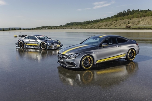 메르세데스-AMG C 63 DTM 레이싱 쿠페(왼쪽)와 메르세데스-AMG C 63 S 쿠페 에디션1