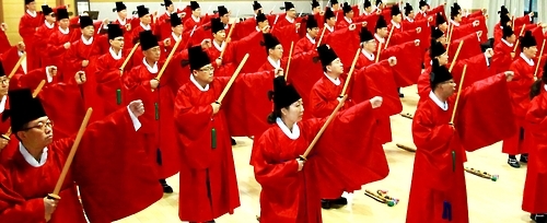 크라운-해태제과 임직원 64명이 제12회 창신제에서 선보일 중요무형문화재 1호 종묘제례일무(宗廟祭禮佾舞)를 연습하고 있다.