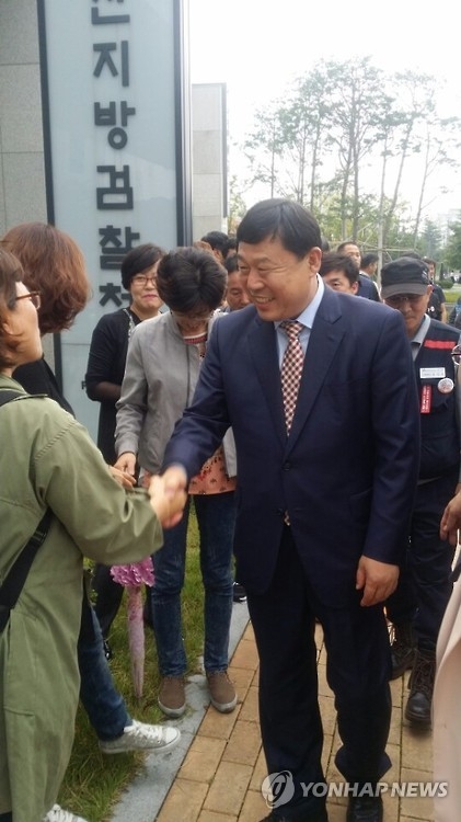검찰 출석하는 김종훈 의원