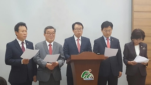 세종역 신설안 입장 밝히는 송태영(왼쪽에서 3번째) 새누리당 충북도당 위원장
