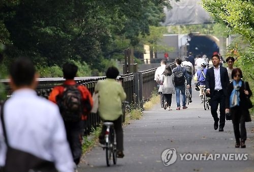 도쿄의 샐러리맨…출근길 풍경