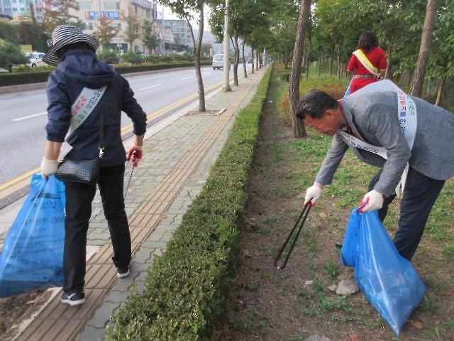 "담배꽁초 1개당 10원 드려요"…구리시 시범사업 - 1