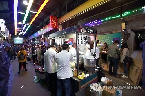 '먹거리 천국' 전주 남부시장 야(夜)시장 "불야성" - 1
