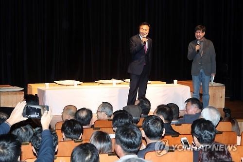 출판기념회서 발언하는 손학규