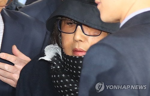 조사실 향하는 최순실(서울=연합뉴스) 황광모 기자 = '비선 실세'로 지목된 최순실 씨가 31일 오후 피의자 신분으로 검찰 특별수사본부에서 조사를 받기 위해 서울 서초구 서울중앙지검에 도착한 뒤 검찰 수사관들과 조사실로 향하고 있다. 2016.10.31