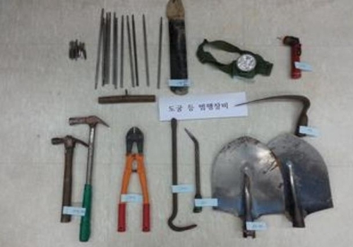 도굴에 쓰인 장비들
