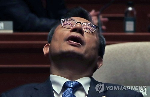"거지같은 ×끼" 욕설에 고성…새누리 의총 난장판 - 4