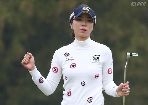버디 세리머니를 펼치는 허윤경.<KLPGA 제공>