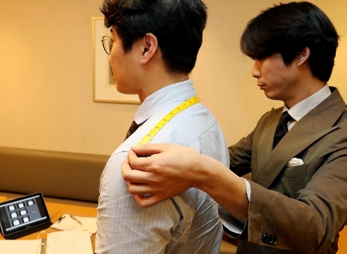 신세계, 방문 맞춤 셔츠 전문관 열어 - 1