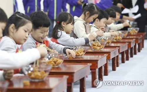 1분에 한과 13개 옮긴 신동…청주서 '젓가락 달인' 경연대회 - 1