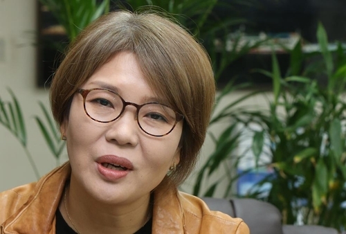 인터뷰하는 영화 '물숨' 고희영 감독 (제주=연합뉴스) 고성식 기자 = 다큐멘터리 영화 '물숨'의 고희영 감독이 16일 인터뷰 자리에서 제주해녀에 대한 생각을 말하고 있다. 2016.11.16 koss@yna.co.kr
