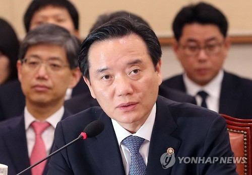 김현웅 법무 "엘시티 수사, 대통령에 별도 보고 아직 안돼" - 1