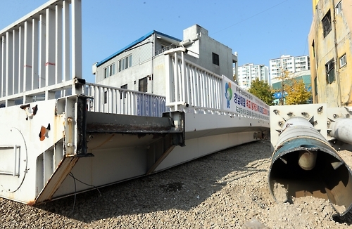 최근 철거된 경남대학교 근처 밤밭고개 육교.