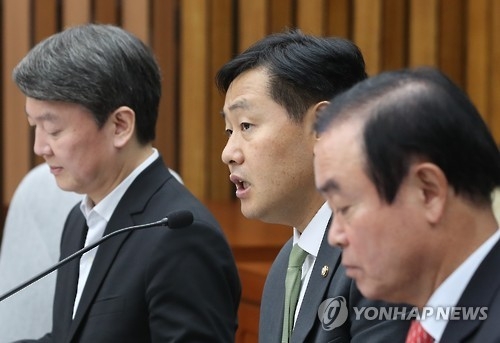 국민의당 탄핵추진단장인 김관영(가운데) 의원.
