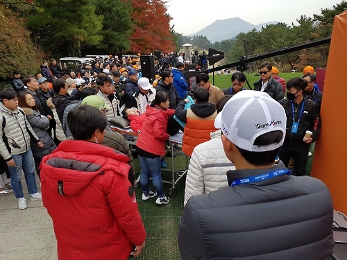 관중석 난간이 부서져 추락한 관중이 병원에 실려가고 있다.