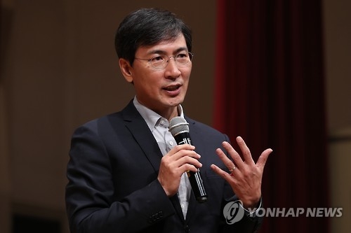 발언하는 안희정 지사(고양=연합뉴스) 임병식 기자 = 안희정 충남도지사가 27일 오후 경기 고양시청 문예회관에서 열린 일산민주주의학교 '우리 더불어 꿈꾸다' 토론회에서 발언하고 있다. 2016.11.27andphotodo@yna.co.kr(끝)