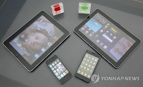 애플의 아이패드(왼쪽 위), 아이폰4(왼쪽 아래)와 삼성전자의 갤럭시탭10.1(오른쪽 위), 갤럭시S2(오른쪽 아래)의 모습 [연합뉴스 자료사진]