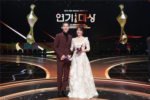 "블랙과 스타는 한몸" "데뷔 20년만에 첫상"…시상식 '말말말' - 4