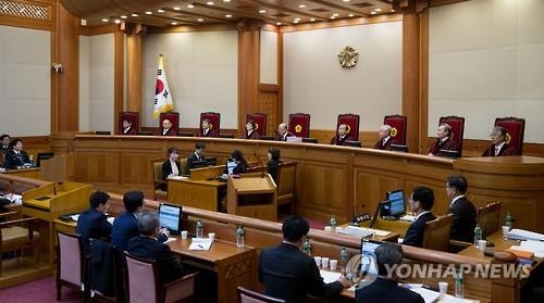 박 대통령 불출석..9분만에 종료(서울=연합뉴스) 김주성 기자 = 3일 오후 서울 종로구 재동 헌법재판소 대심판정에서 박근혜 대통령 탄핵심판 사건의 첫 변론기일이 열리고 있다. 이날 열린 첫 변론은 당사자인 박근혜 대통령이 출석하지 않아 개정 9분만에 종료됐다. 2017.1.3utzza@yna.co.kr(끝)