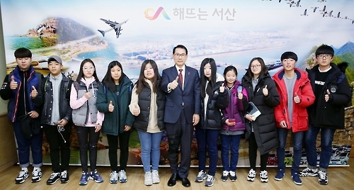 이완섭 서산시장(사진 가운데)이 핸콕대 어학연수를 위해 미국 롱비치로 떠나는 중학생들과 기념촬영을 하고 있다.