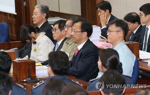 나란히 앉은 국정농단 사건 관계자들