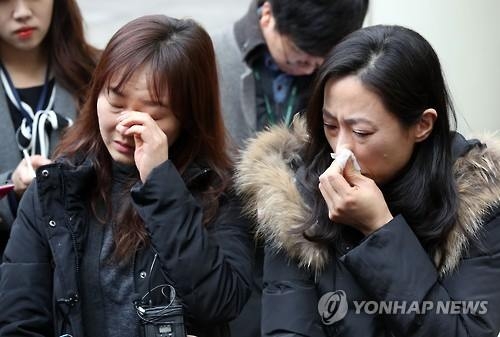 답답한 마음(서울=연합뉴스) 박동주 기자 = 가습기 살균제 사태가 사회적 문제가 된 지 약 5년 반 만에 업체 관계자들에 대한 법적 책임이 인정됐다. 서울중앙지법 형사합의28부(최창영 부장판사)는 6일 선고 공판에서 신현우 전 옥시 대표에게 징역 7년을 선고했다. 반면 존 리 전 대표의 주의 의무 위반 혐의는 "혐의를 증명할 객관적 증거가 없다"며 무죄를 선고했다. 이날 오전 선고가 끝난 후 피해자 가족들이 침통한 얼굴로 기자회견을 하고 있다. 2017.1.6pdj6635@yna.co.kr(끝)
