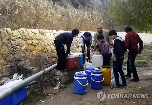 식수 공급 중단으로 시리아 다마스쿠스 주민들이 비상파이프로 물을 받고 있다.