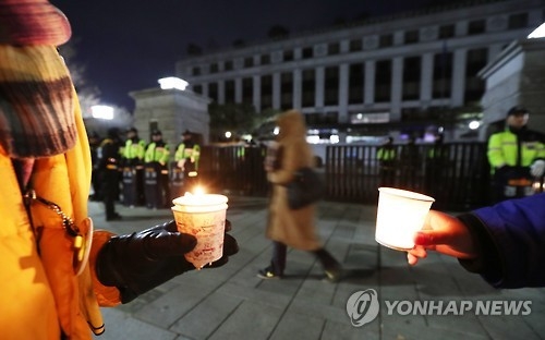 헌법재판소 앞에 켜진 촛불