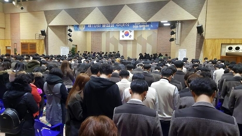 묵념하는 단원고 졸업생