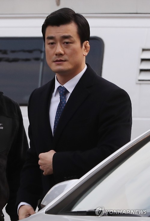 대심판정으로 향하는 이영선 청와대 행정관(서울=연합뉴스) 김주성 기자 = 세월호 참사 당일 청와대 관저에서 박 대통령을 보좌한 것으로 알려진 이영선 청와대 행정관이 12일 오전 서울 종로구 헌법재판소에서 열린 탄핵심판 사건 4차 변론에 증인으로 출석하기 위해 대심판정으로 향하고 있다. 2017.1.12utzza@yna.co.kr(끝)