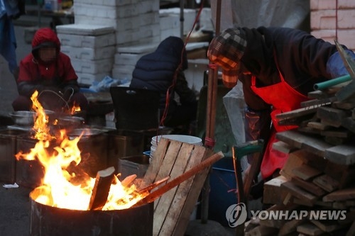 이른 새벽 추위 녹이는 모닥불