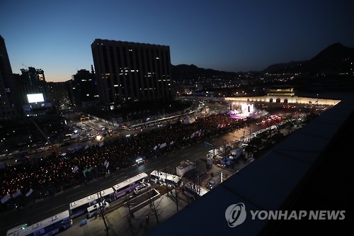강추위에도 12번째 탄핵촉구 촛불집회(서울=연합뉴스) 이정훈 기자 = 강추위가 몰아친 14일 오후 서울 광화문 광장에서 열린 제12차 범국민행동의 날 행사에서 시민들이 촛불을 들고 탄핵을 촉구하고 있다. 2017.1.14uwg806@yna.co.kr (끝)