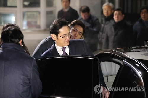 차량에 오르는 이재용 부회장 (의왕=연합뉴스) 이상학 기자 = 430억원대 뇌물공여와 횡령·위증 등 혐의에 대한 구속영장이 기각된 이재용 삼성전자 부회장이 19일 오전 의왕시 서울구치소 앞에서 대기중인 차량에 오르고 있다. 2017.1.19leesh@yna.co.kr(끝)