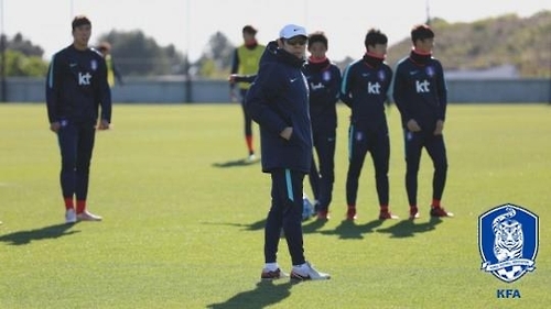 전지훈련 지휘하는 신태용 U-20 대표팀 감독