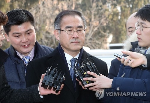 김상률, '묵묵부답'(서울=연합뉴스) 이정훈 기자 = 김상률 전 청와대 교육문화수석이 탄핵심판 7차 변론기일인 19일 오전 서울 종로구 재동 헌법재판소 대심판정에 증인으로 출석하며 질문을 받고 있다. 2017.1.19uwg806@yna.co.kr(끝)