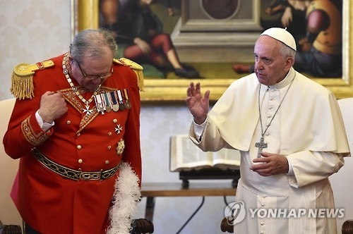 페스팅 몰타 기사단장(외쪽)을 축복하는 프란치스코 교황