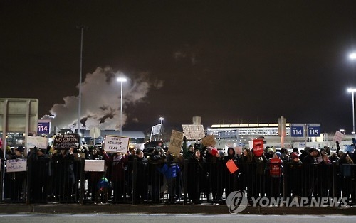 트럼프 대통령의 반이민 행정명령에 반대하며 뉴욕 JFK 국제공항에 운집한 시위대