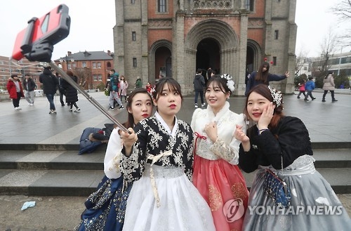 기념촬영하는 관광객들.