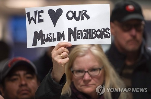 워싱턴DC 덜레스 국제공항에서 반이민 행정명령에 반대하는 한 시위대원.