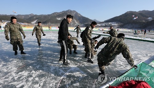 얼음 축구하는 군장병
