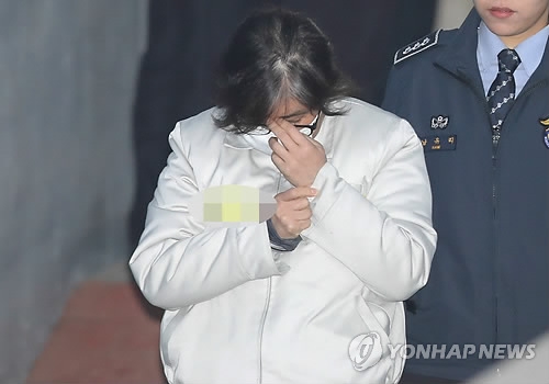 최순실 씨가 31일 서울 서초동 서울중앙지법에서 열린 8회 공판에 출석하기 위해 호송차에서 내려 법정으로 향하고 있다.
