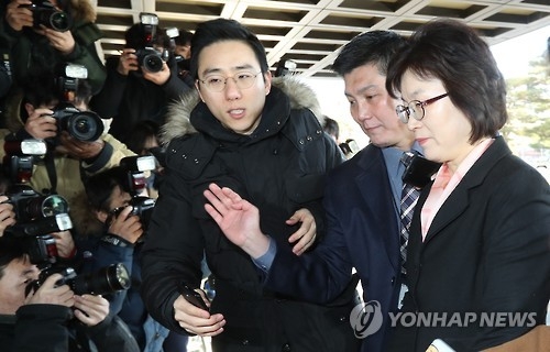출근하는 이정미 재판관(서울=연합뉴스) 한상균 기자 = 이정미 헌법재판소 재판관이 1일 오전 서울 종로구 헌법재판소로 출근하고 있다.2017.2.1xyz@yna.co.kr(끝)