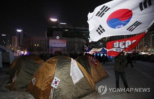 서울시, 보수단체 서울광장 불법텐트 고민…강제철거 쉽지 않아 - 1