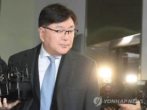 박근혜 대통령 '비선 진료' 의혹이 제기된 성형외과 의사 김영재씨가 지난달 17일 조사를 받기 위해 서울 강남구 대치동 특검에 출석하고 있다.